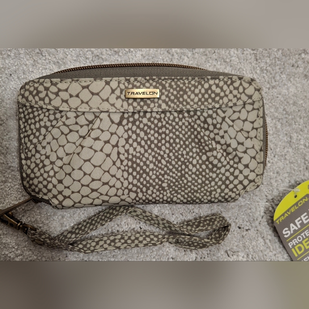 Travelon Wallet With Wristlet RFID NWT - Picture 3 of 5